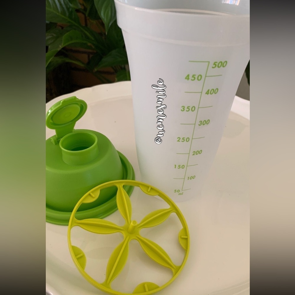 Tupperware Quick Shake - Blender / Mixer / Shaker - Picture 3 of 4